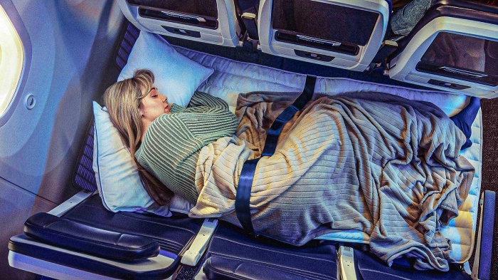 United Airlines въвежда Relax Row – икономични седалки, които се превръщат в диван на борда